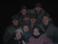 I bambini di Schiavi nel 1993 posano in foto con i militari intervenuti a portare soccorso dopo l