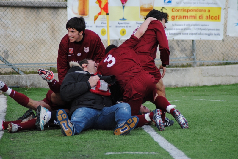 Mirko Tammaro festeggia un gol di Roberto Aquaro