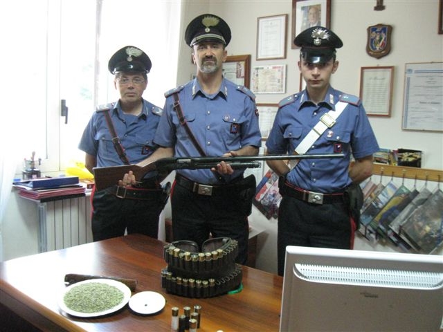 Il fucile e le munizioni sequestrate dai Carabinieri all'uomo che ha aperto il fuoco sull'automobile del fratello in preda ad un raptus