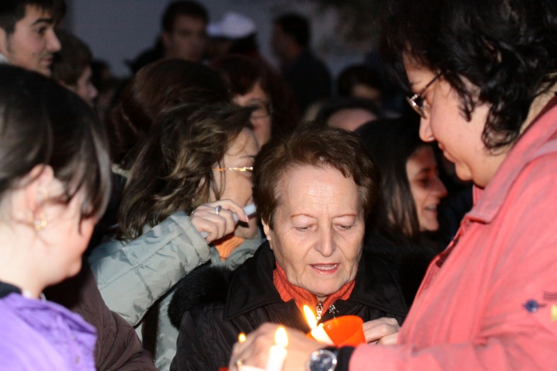La fiaccolata pro Caracciolo. Servirà a qualcosa? (FOTO AZZI)