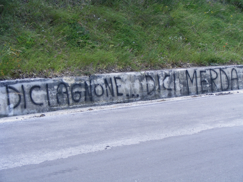 La scritta lungo l'arteria che conduce da Agnone alla Fv Verrinio