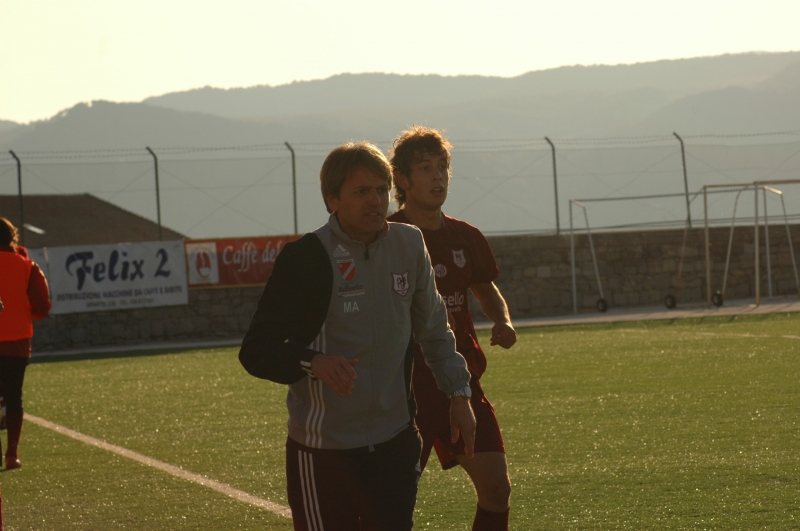 Massimo Agovino, alle sue spalle Pifano in procinto di firmare con il Campobasso