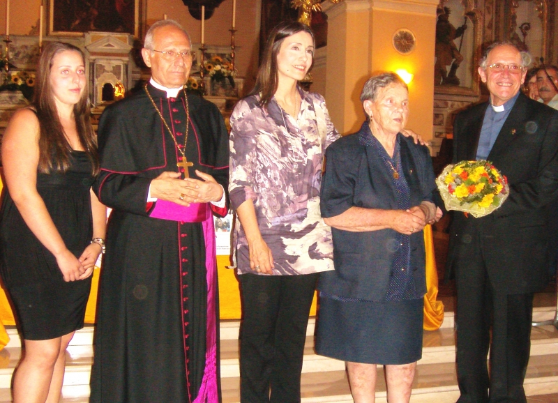 Le due premiate, con il vecovo Scotti e l'attrice Koll