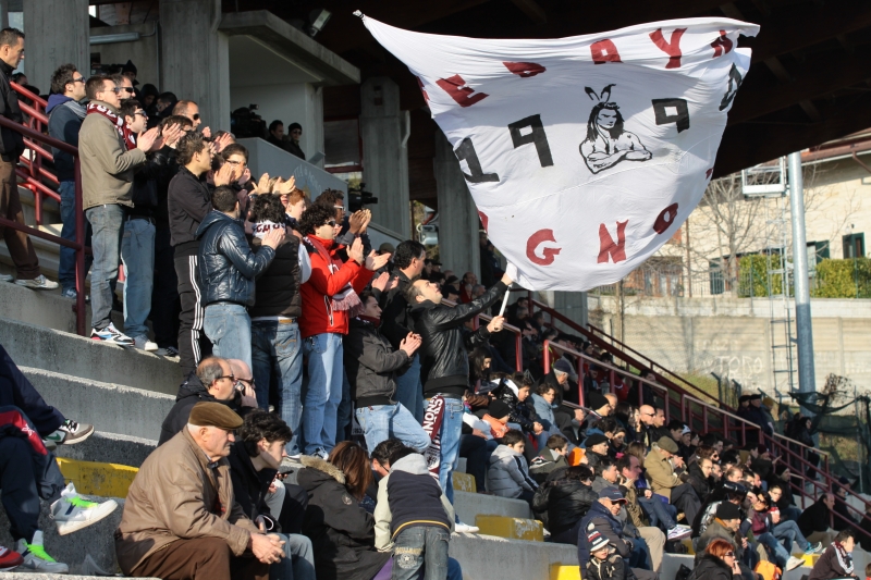 I tifosi dell'Agnonese durante il derby con il Bojano (FOTO AZZI)