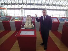 Il presidente della Regione Molise, Michele Iorio con la campana di Agnone