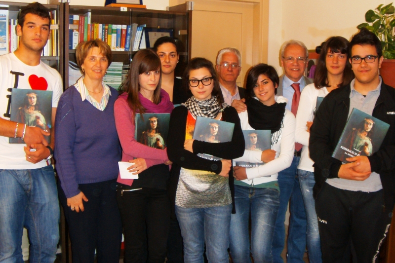 Nella foto: Tonina Camperchioli, Francesco Paolo Tanzj e Luciano Scarpitti insieme agli studenti premiati