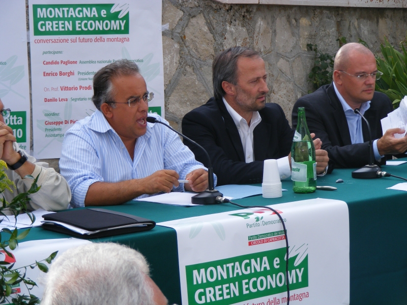 Al centro Candido Paglione durante un incontro su green economy