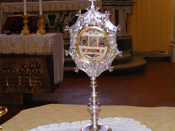 Il reliquiario contenente i frammenti ossei e del saio di San Francesco di Assisi