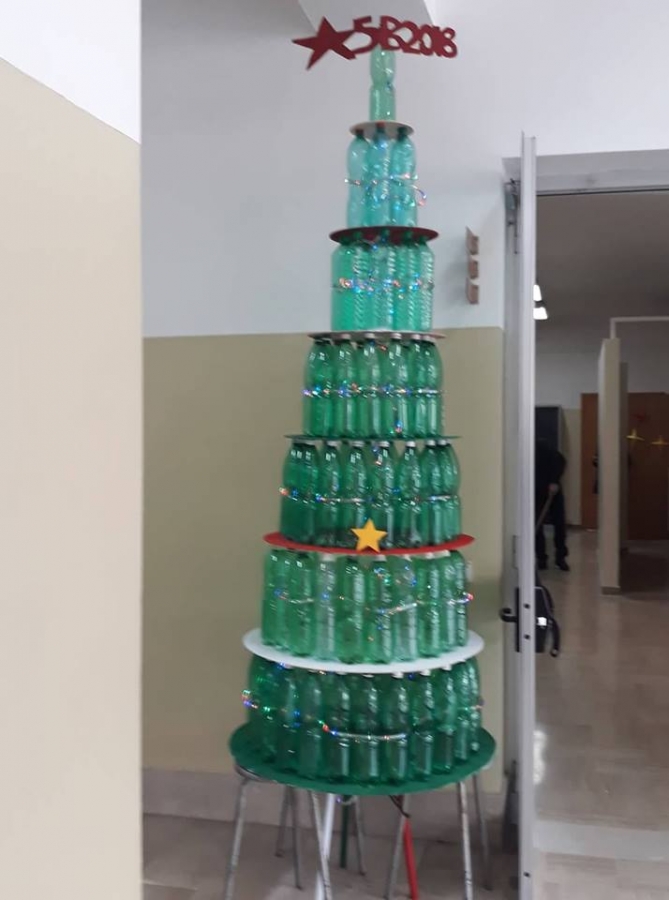 Albero Di Natale Con Bottiglie Di Plastica Per Bambini.Istituto Tecnico Industriale Di Agnone Un Natale Speciale Con Un Albero Di Plastica Riciclata