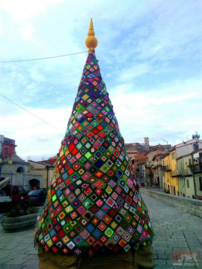 Albero Di Natale Con Mattonelle Alluncinetto.Trivento Dopo Il Tappeto All Uncinetto Arriva L Abero Di Natale Realizzato Sotto La Guida Di Lucia Santorelli E Gia Record Di Condivisioni E Like Sui Social Network