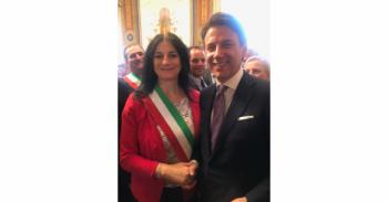 Il-sindaco-di-Belmonte-del-Sannio-Anita-Di-Primio-con-il-premier-Conte.jpg