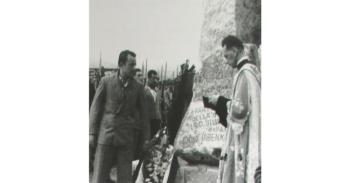 Don-Raimondo-Viale-benedice-un-monumento-alla-Resistenza-1946.jpeg