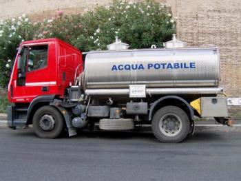 autobotte-acqua-yUE3Lw.jpg