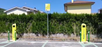 Le-colonnine-di-ricarica-presso-lufficio-postale-di-Carpinone.JPG