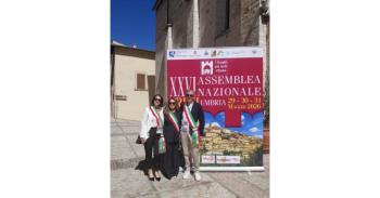 Pasquale-De-Lisio-con-la-sindaca-di-Oratino-Loredana-Latessa-e-l’assessore-Michela-Lisella-di-Sepino.jpg